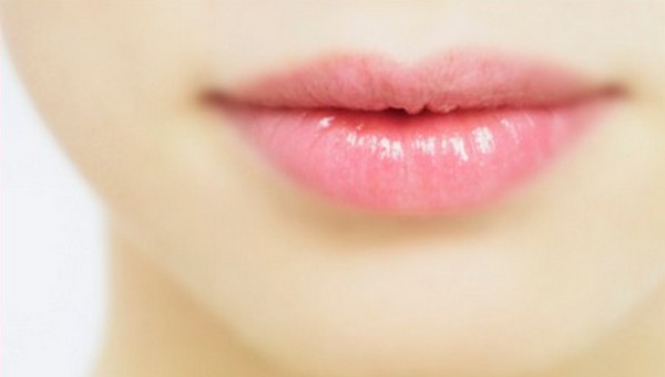 Lăn kim là phương pháp làm hồng môi thâm hiệu quả tại nhà